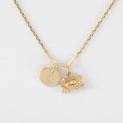 Pendentif enfant personnalisé médaille gravée plaqué or 10 mm et breloque crabe 7x12 mm