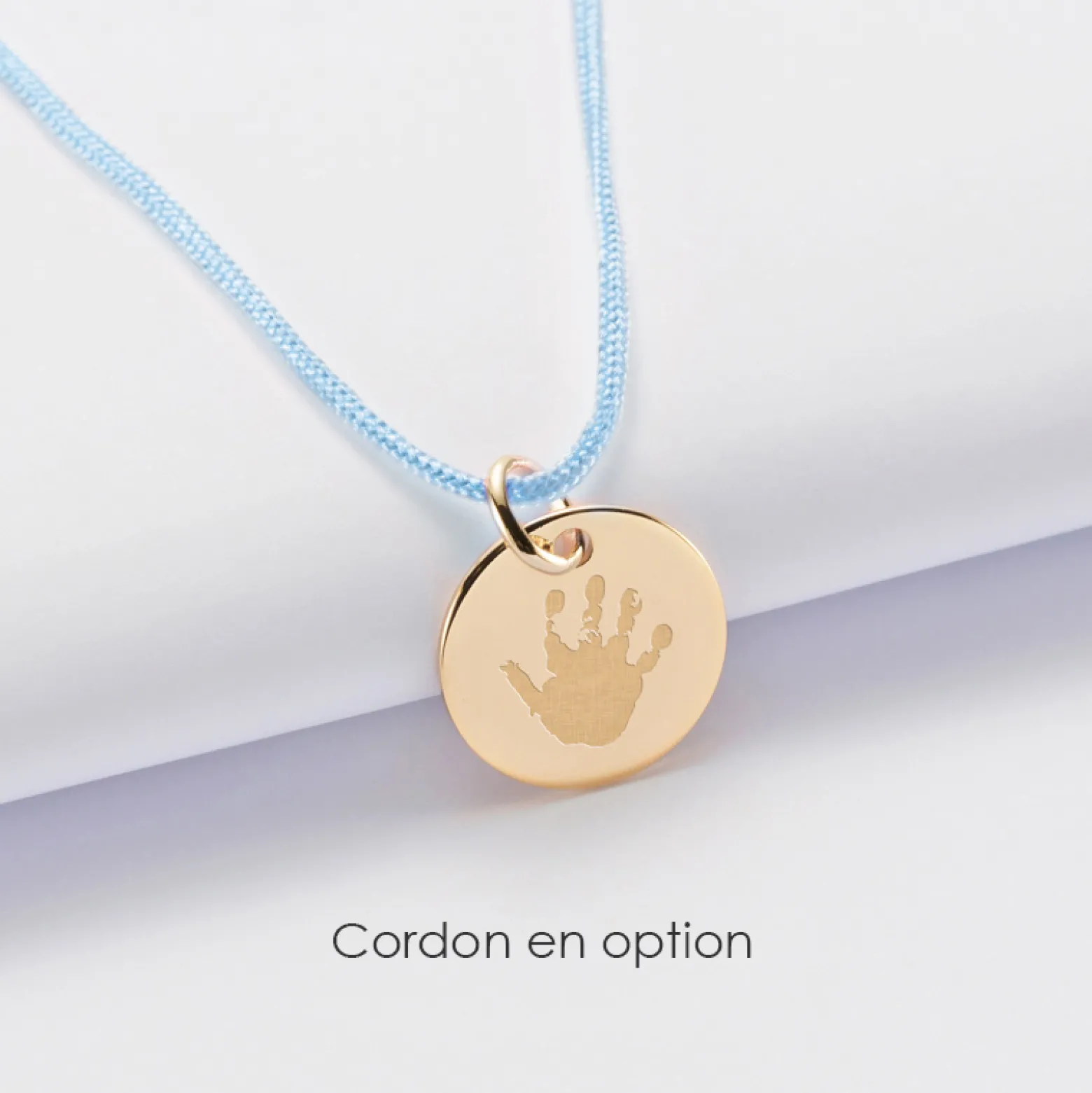 Pendentif enfant personnalisé médaille gravée plaqué or 10 mm et breloque crabe 7x12 mm