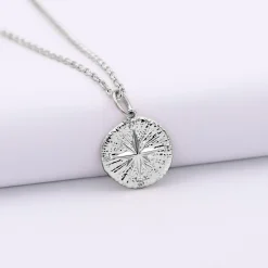 Pendentif enfant personnalisé médaille gravée argent rose des vents texturée 14 mm