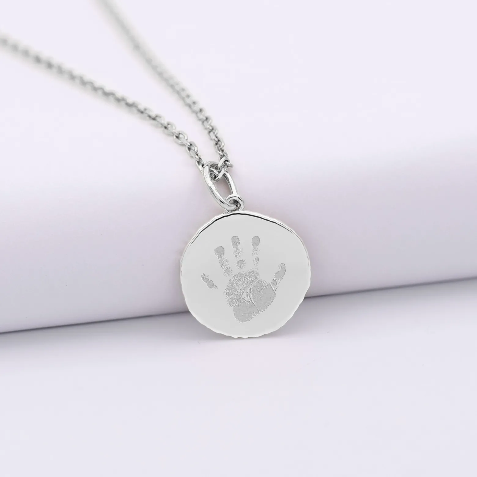 Pendentif enfant personnalisé médaille gravée argent rose des vents texturée 14 mm