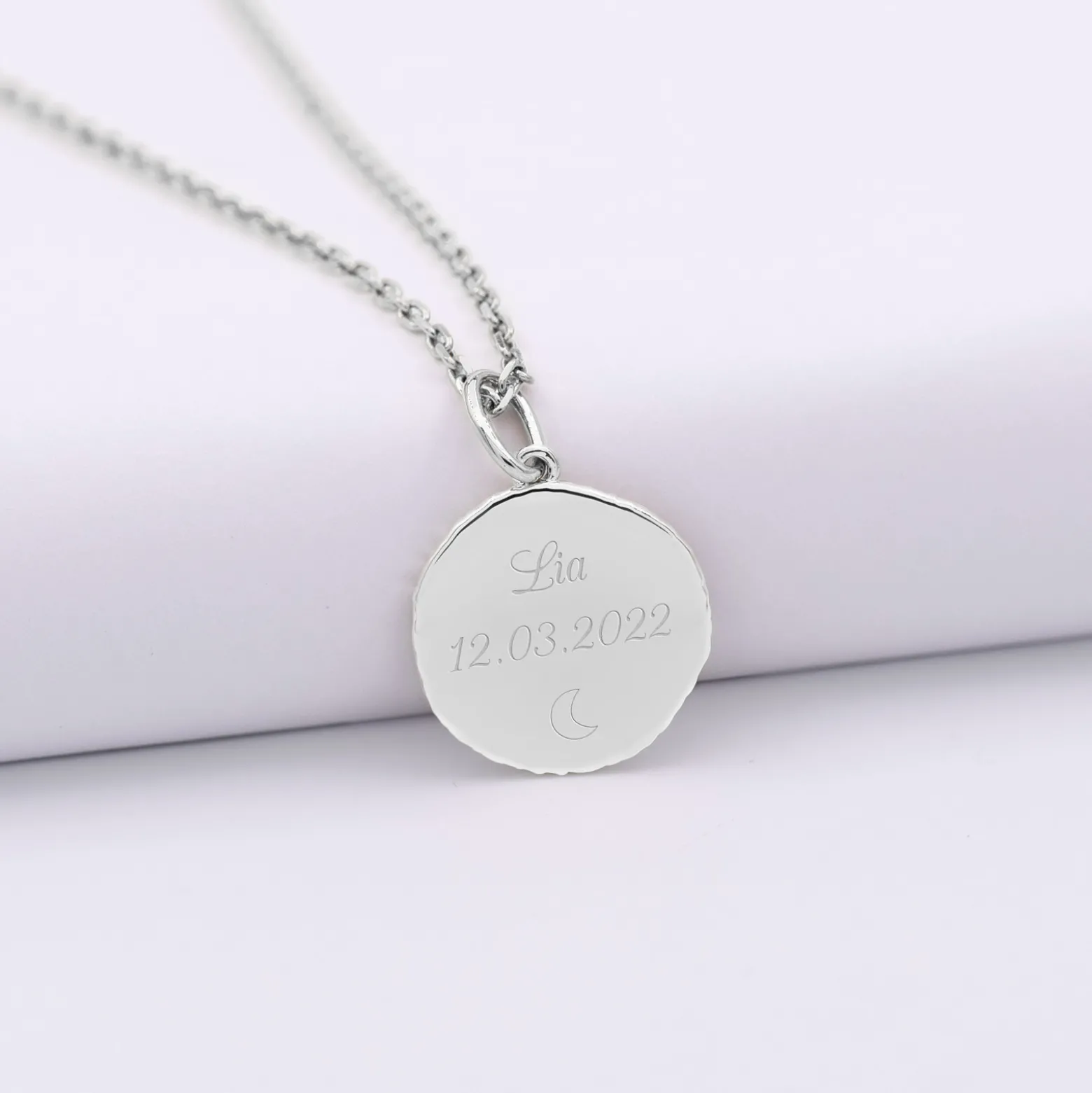 Pendentif enfant personnalisé médaille gravée argent rose des vents texturée 14 mm