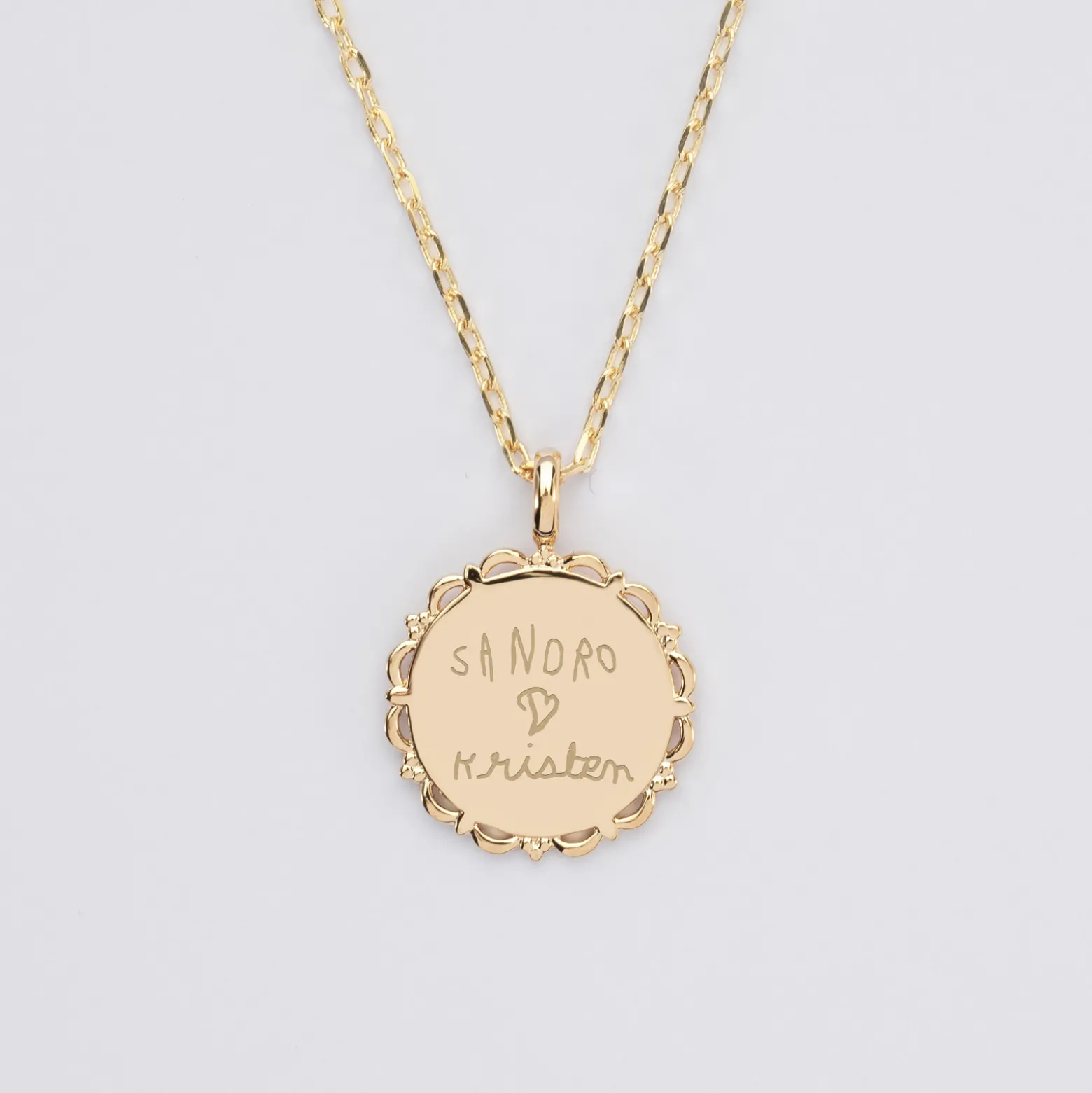 Pendentif enfant personnalisé médaille vintage dentelée gravée plaqué or 17 mm