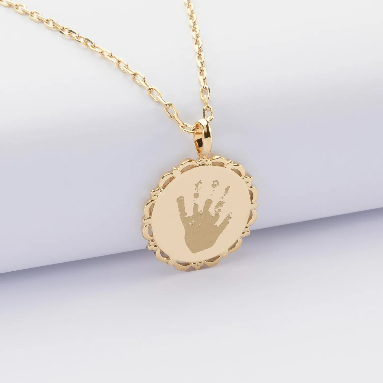 Pendentif enfant personnalisé médaille vintage dentelée gravée plaqué or 17 mm