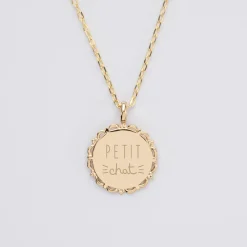 Pendentif enfant personnalisé médaille vintage dentelée gravée plaqué or 17 mm