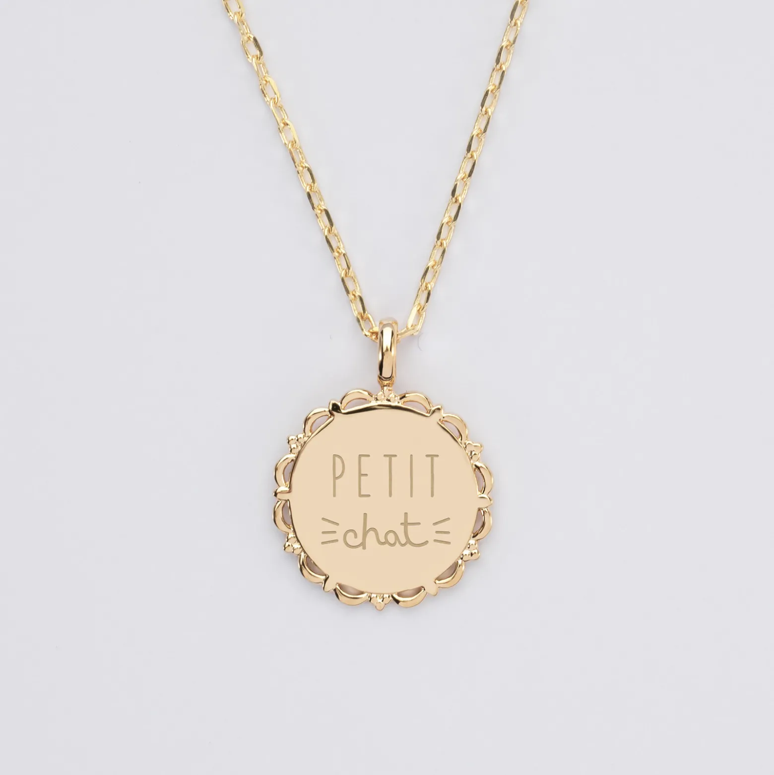 Pendentif enfant personnalisé médaille vintage dentelée gravée plaqué or 17 mm