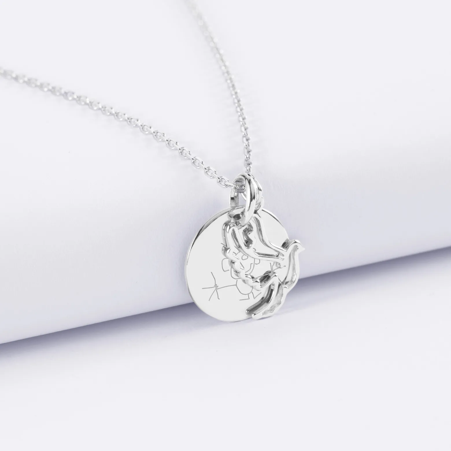 Pendentif enfant personnalisé médaille gravée argent 15 mm et breloque colombe 18 mm