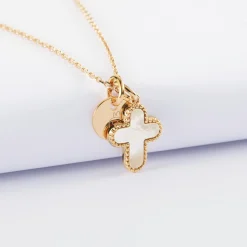 Pendentif enfant personnalisé médaille gravée plaqué or 10 mm et breloque croix nacre 16 mm