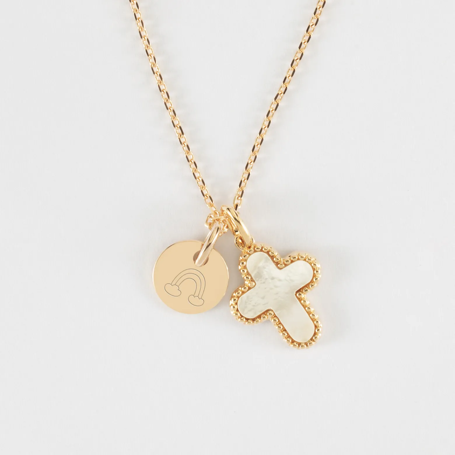 Pendentif enfant personnalisé médaille gravée plaqué or 10 mm et breloque croix nacre 16 mm