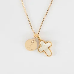 Pendentif enfant personnalisé médaille gravée plaqué or 10 mm et breloque croix nacre 16 mm