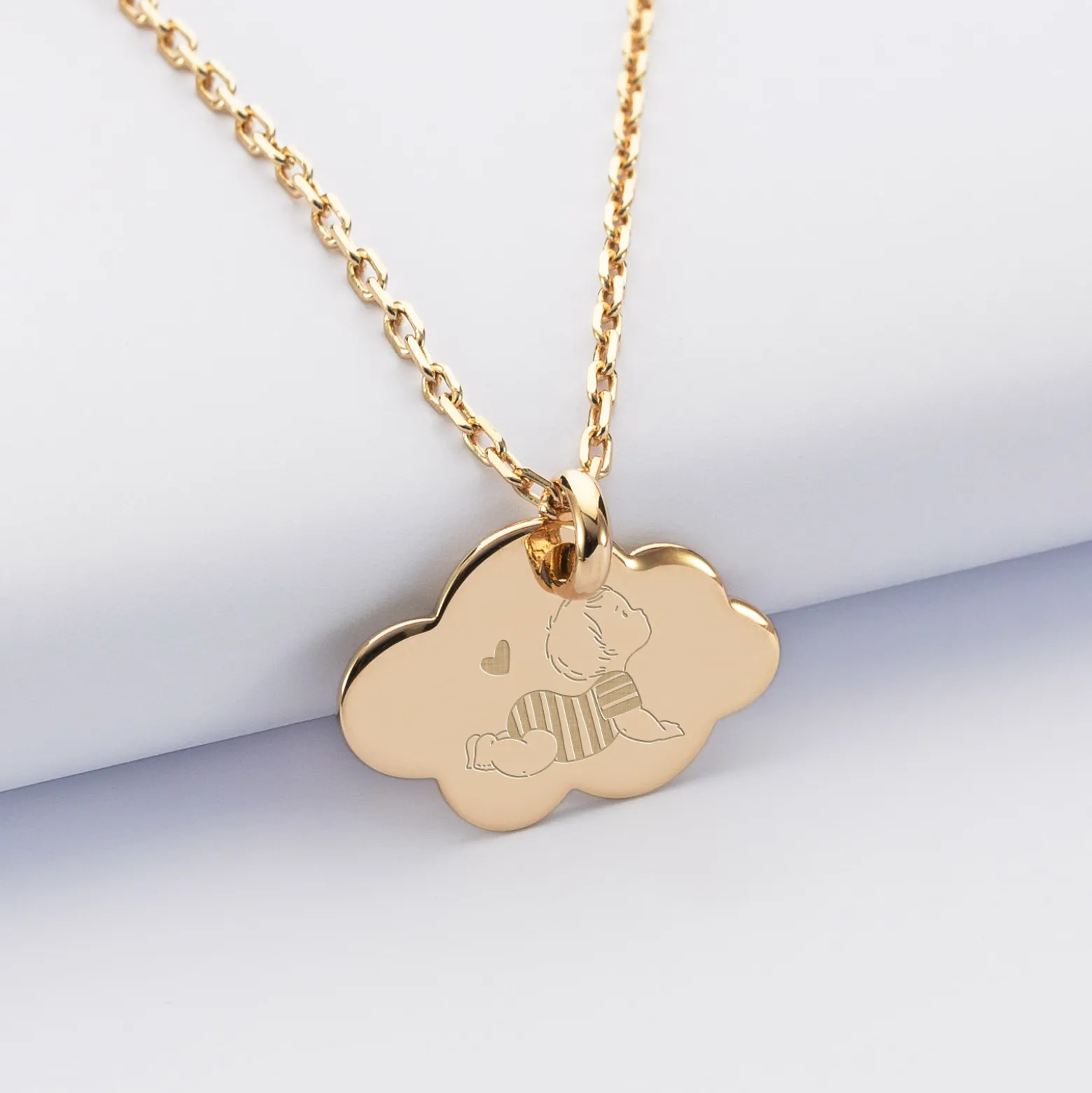 Pendentif enfant personnalisé illustration bébé médaille gravée plaqué or nuage 20x14 mm - HappyBulle x Marie Savart