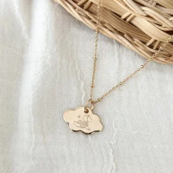 Pendentif enfant personnalisé illustration bébé médaille gravée plaqué or nuage 20x14 mm - HappyBulle x Marie Savart