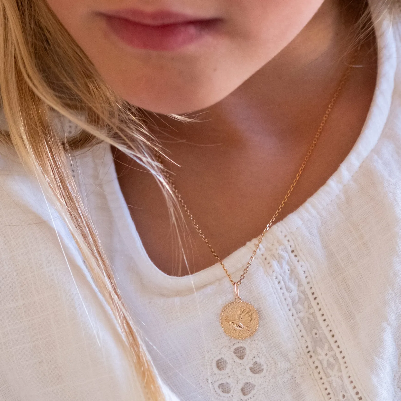 Pendentif enfant personnalisé médaille gravée plaqué or colombe texturée 14 mm