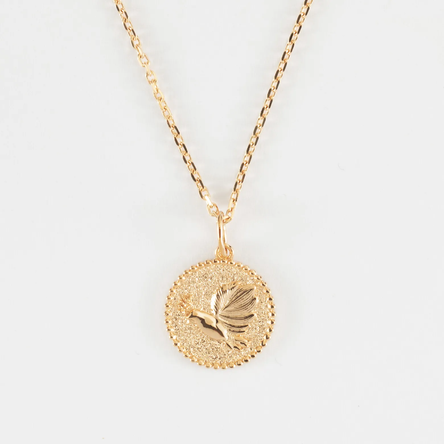 Pendentif enfant personnalisé médaille gravée plaqué or colombe texturée 14 mm