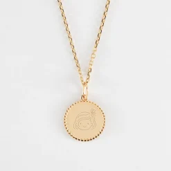 Pendentif enfant personnalisé médaille gravée plaqué or colombe texturée 14 mm