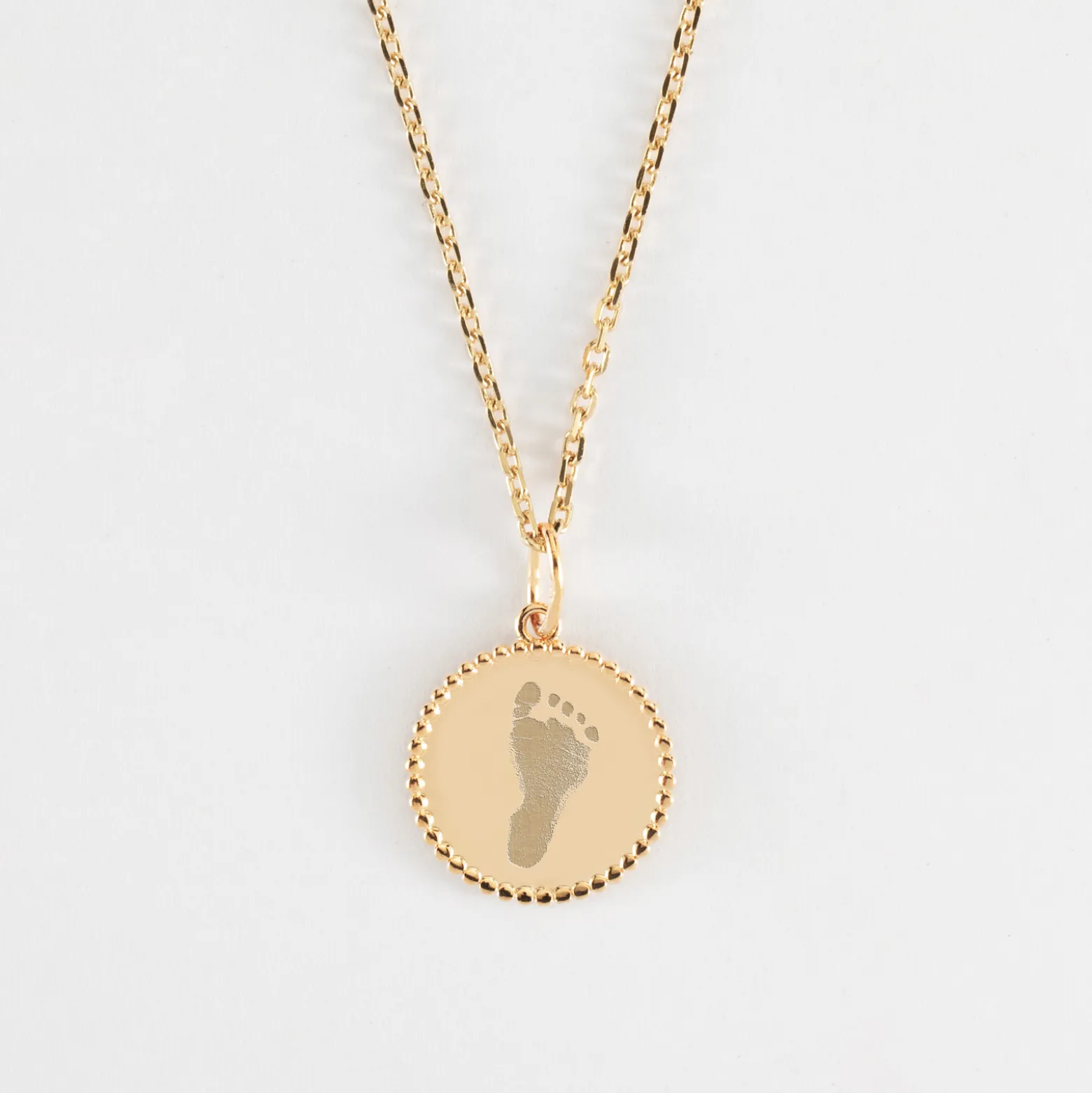 Pendentif enfant personnalisé médaille gravée plaqué or colombe texturée 14 mm