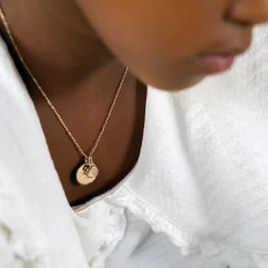 Pendentif enfant personnalisé médaille gravée plaqué or 15 mm et breloque pierre naturelle 8 mm