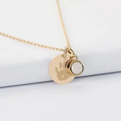 Pendentif enfant personnalisé médaille gravée plaqué or 15 mm et breloque pierre naturelle 8 mm