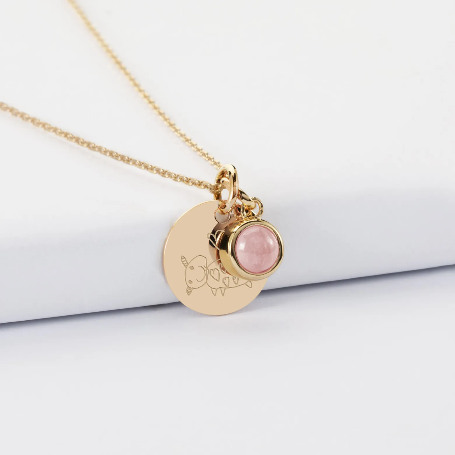 Pendentif enfant personnalisé médaille gravée plaqué or 15 mm et breloque pierre naturelle 8 mm