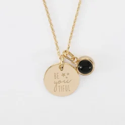 Pendentif enfant personnalisé médaille gravée plaqué or 15 mm et breloque pierre naturelle 8 mm