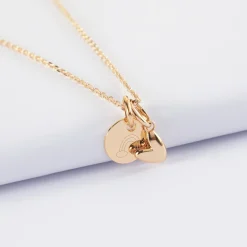 Pendentif enfant personnalisé médaille gravée plaqué or 10 mm et breloque petit coeur bombé 7 mm - HappyBulle x Atelier Wagram
