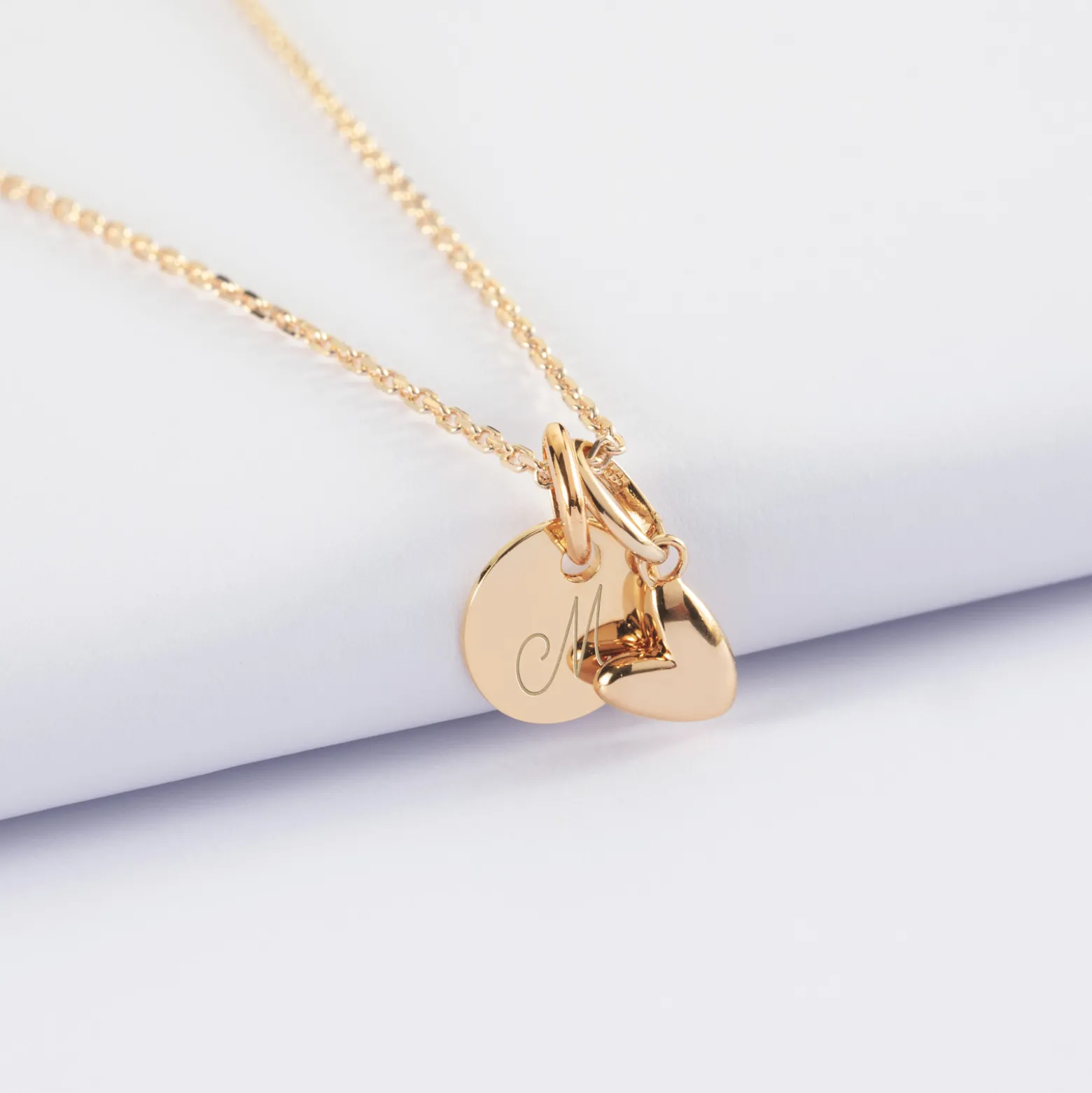 Pendentif enfant personnalisé médaille gravée plaqué or 10 mm et breloque petit coeur bombé 7 mm - HappyBulle x Atelier Wagram