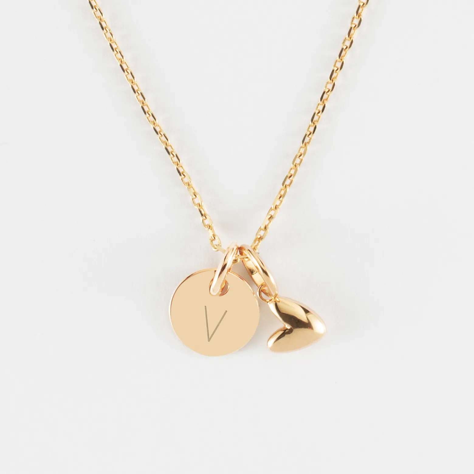 Pendentif enfant personnalisé médaille gravée plaqué or 10 mm et breloque petit coeur bombé 7 mm - HappyBulle x Atelier Wagram