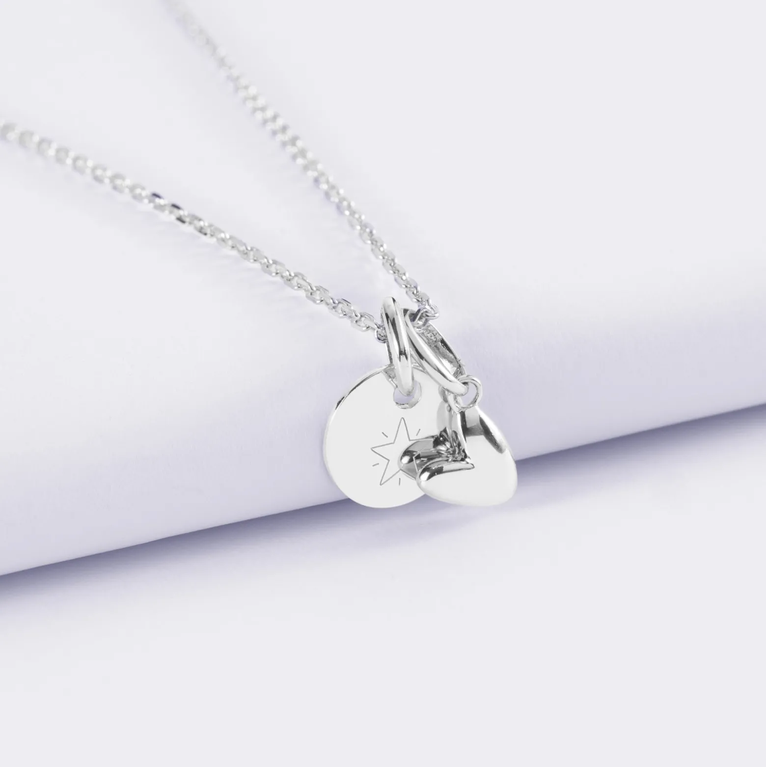Pendentif enfant personnalisé médaille gravée argent 10 mm et breloque petit coeur bombé 7 mm - HappyBulle x Atelier Wagram