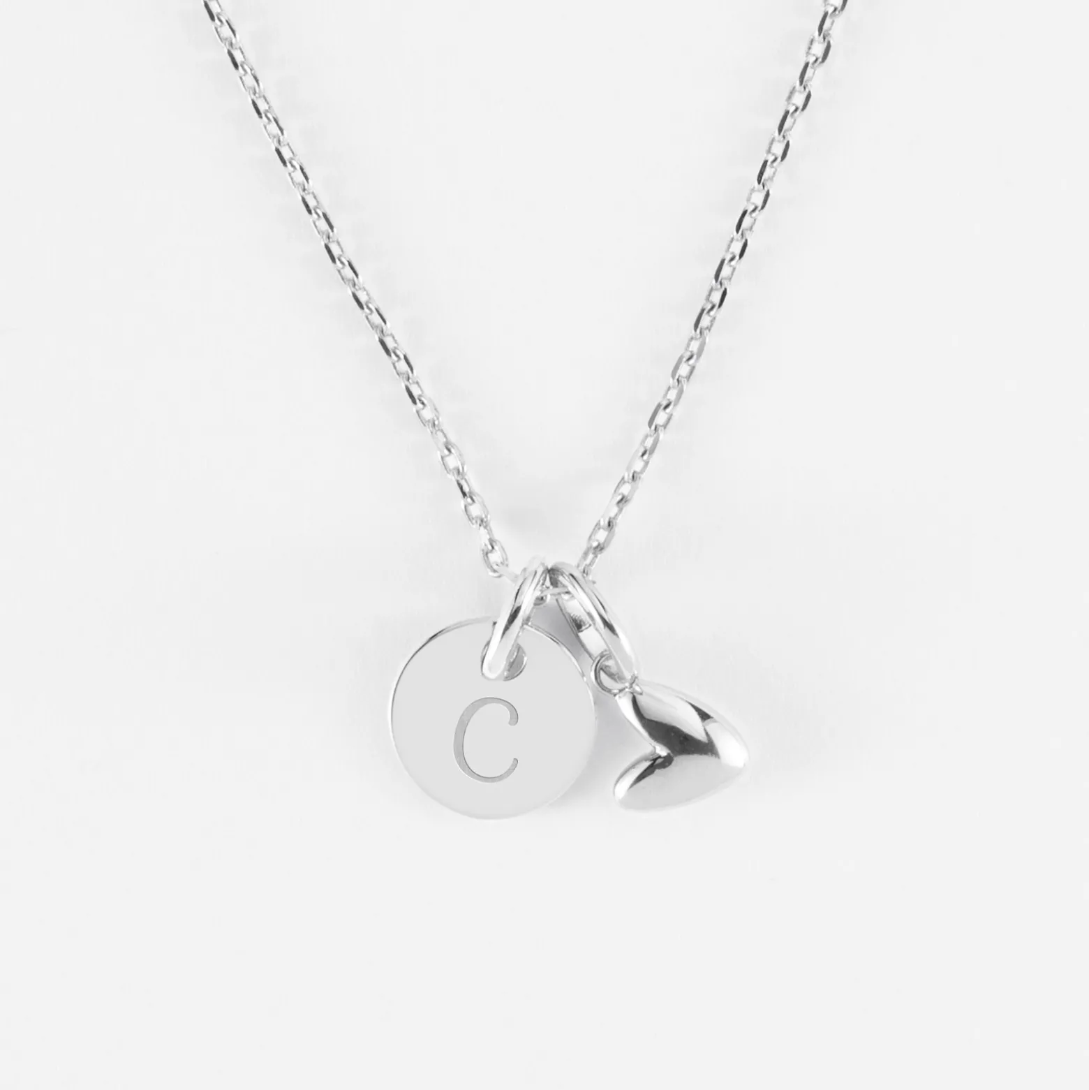 Pendentif enfant personnalisé médaille gravée argent 10 mm et breloque petit coeur bombé 7 mm - HappyBulle x Atelier Wagram
