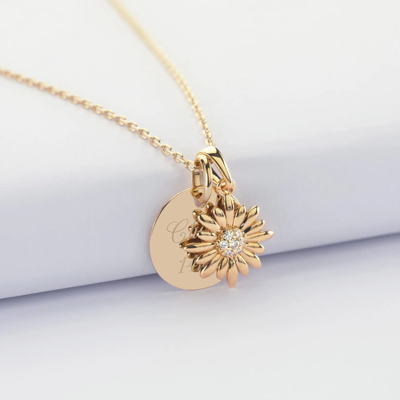 Pendentif enfant personnalisé médaille gravée plaqué or 15 mm et breloque marguerite scintillante 13 mm
