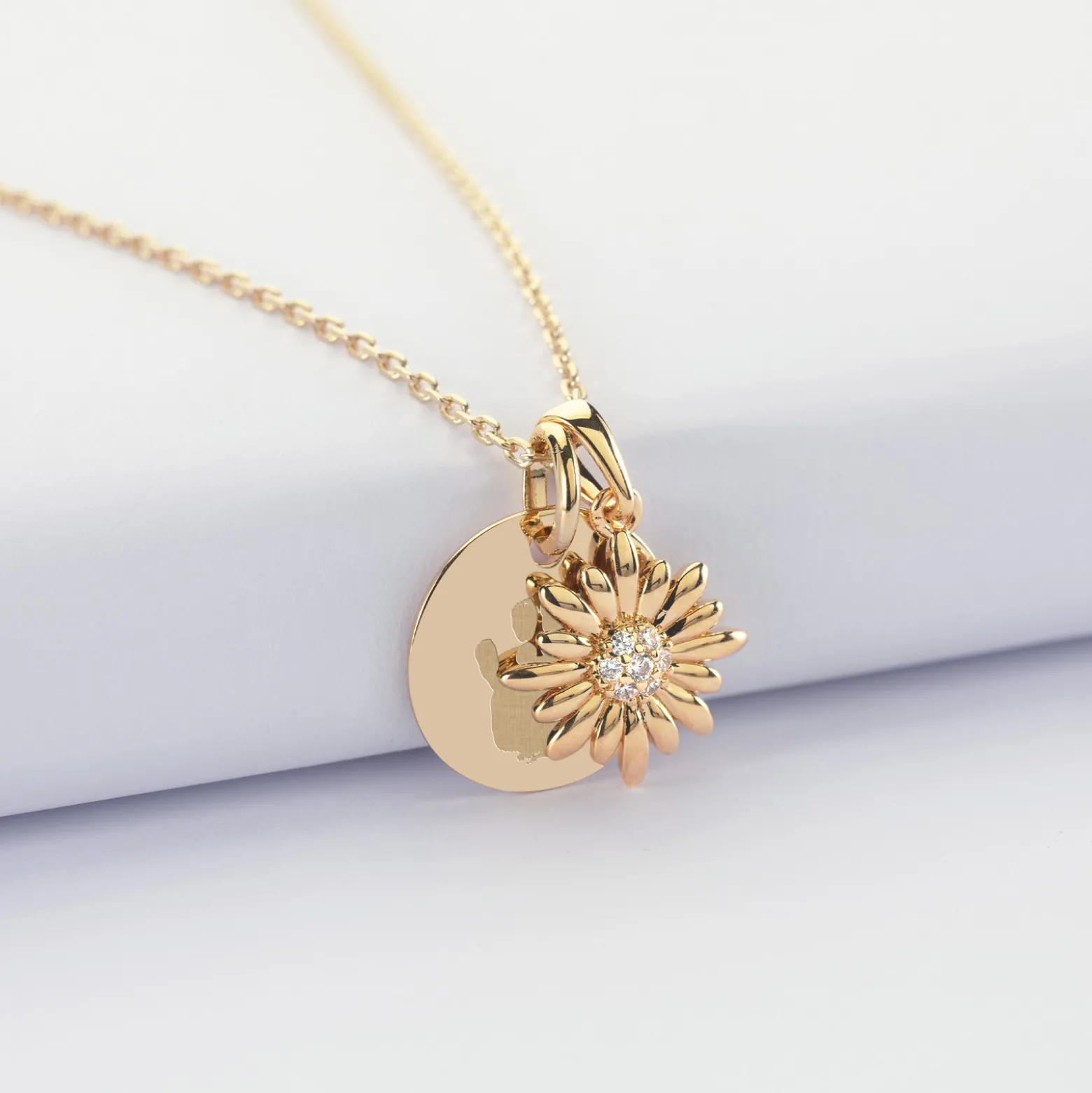 Pendentif enfant personnalisé médaille gravée plaqué or 15 mm et breloque marguerite scintillante 13 mm