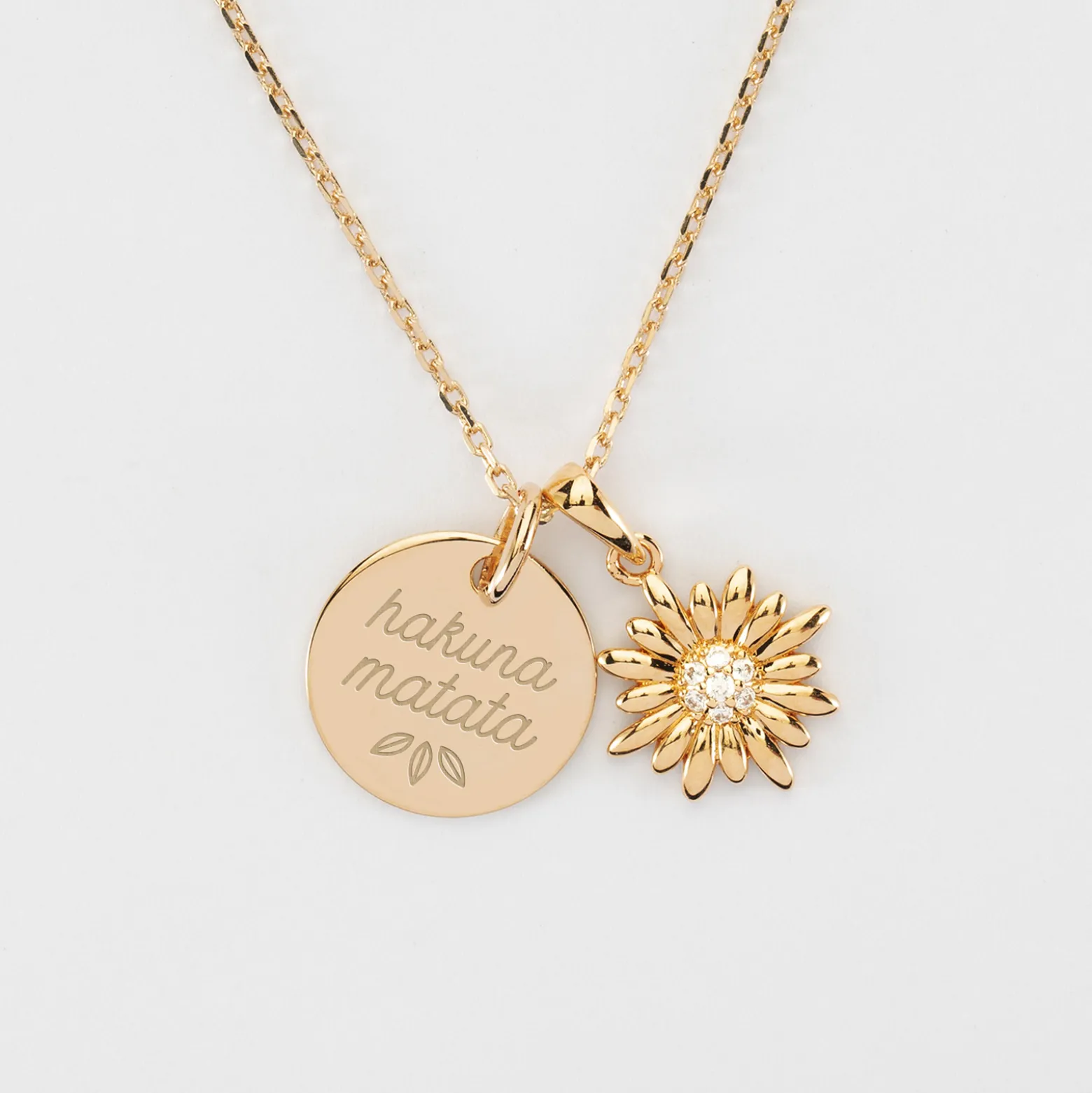 Pendentif enfant personnalisé médaille gravée plaqué or 15 mm et breloque marguerite scintillante 13 mm