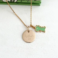 Pendentif enfant personnalisé médaille gravée plaqué or 15 mm et breloque email dinosaure 12 mm
