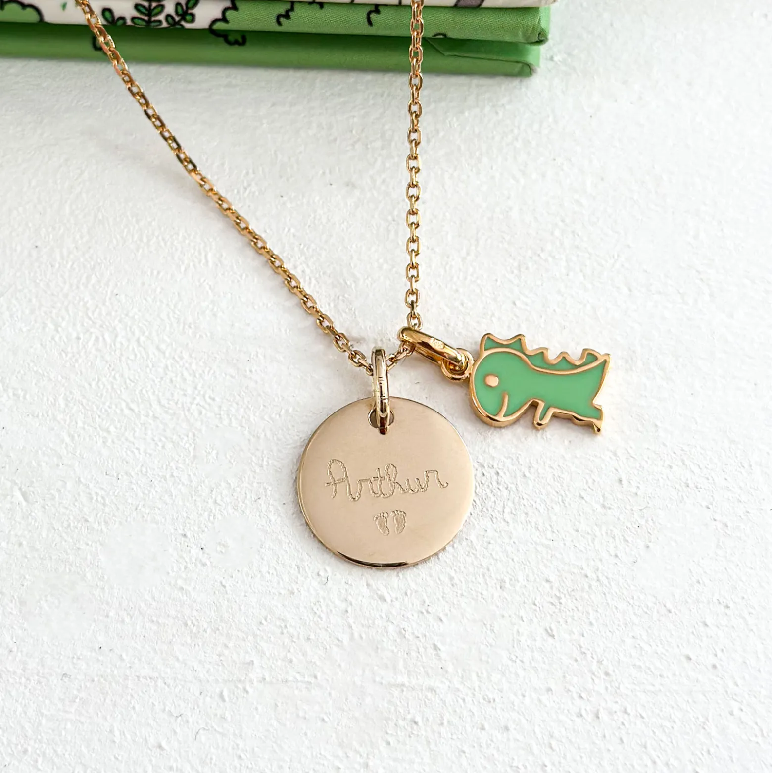 Pendentif enfant personnalisé médaille gravée plaqué or 15 mm et breloque email dinosaure 12 mm