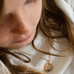 Pendentif enfant personnalisé médaille martelée gravée plaqué or 15 mm