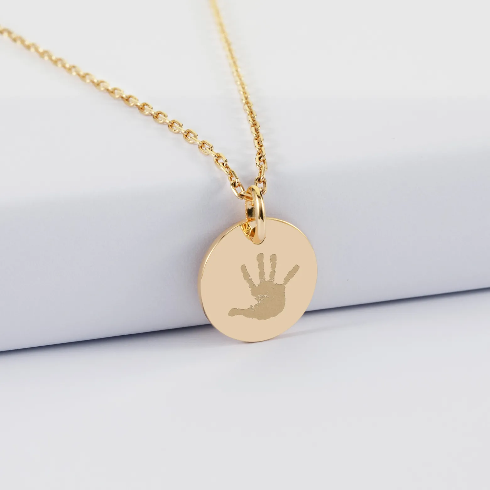 Pendentif enfant personnalisé médaille martelée gravée plaqué or 15 mm