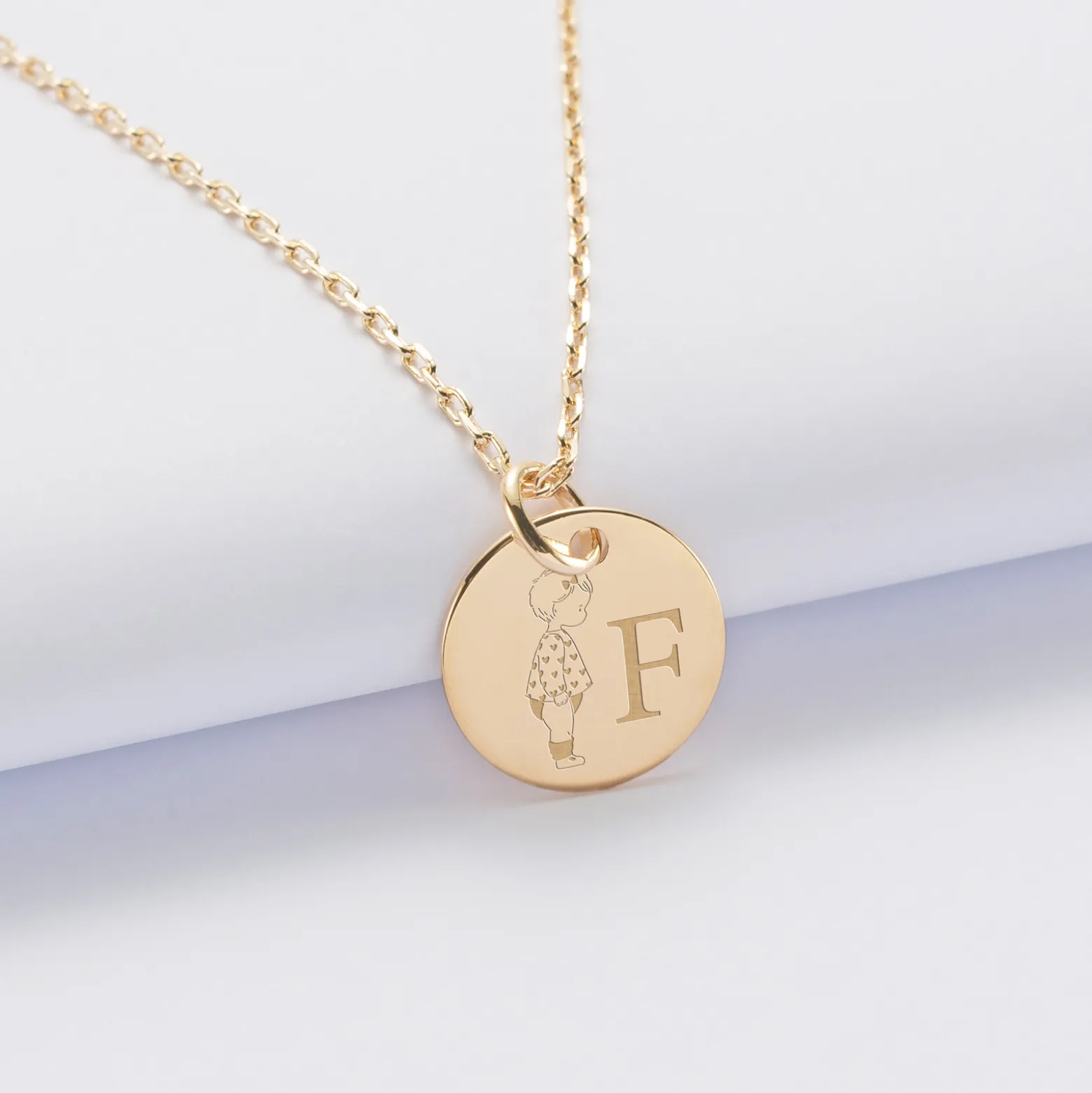 Pendentif enfant personnalisé initiale médaille gravée plaqué or 15 mm - HappyBulle x Marie Savart