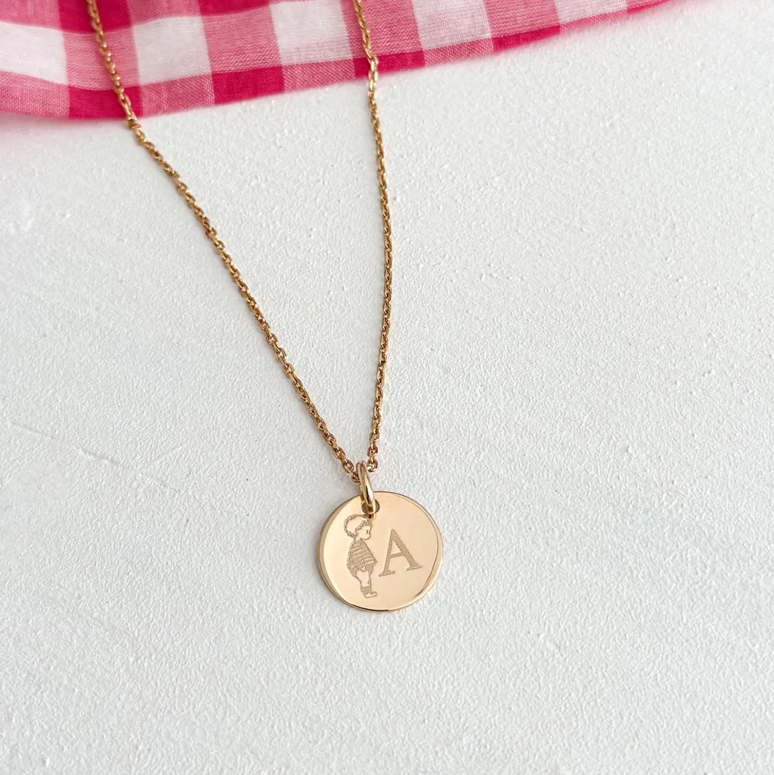 Pendentif enfant personnalisé initiale médaille gravée plaqué or 15 mm - HappyBulle x Marie Savart