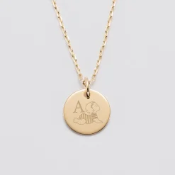 Pendentif enfant personnalisé initiale médaille gravée plaqué or 15 mm - HappyBulle x Marie Savart