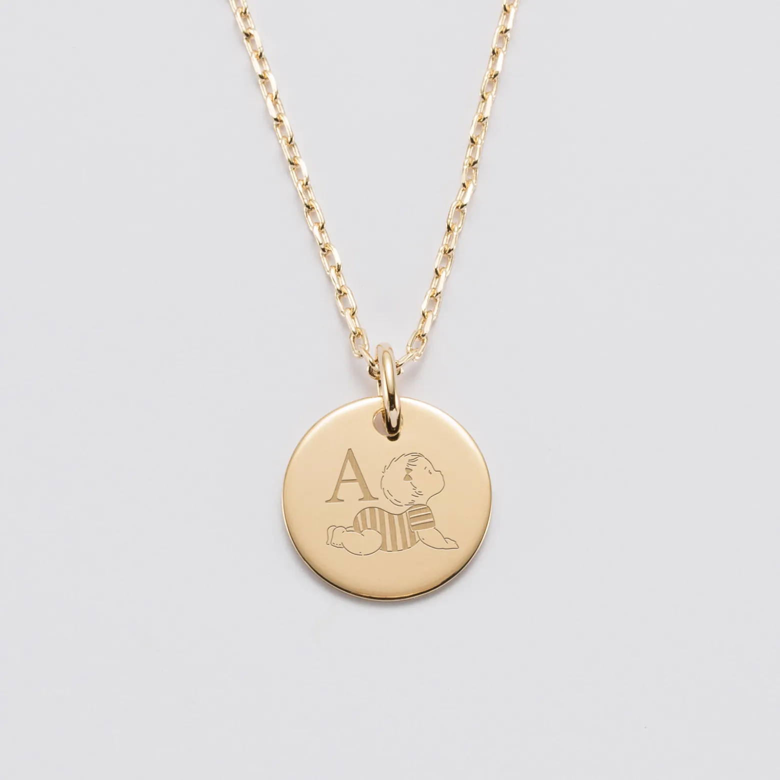 Pendentif enfant personnalisé initiale médaille gravée plaqué or 15 mm - HappyBulle x Marie Savart