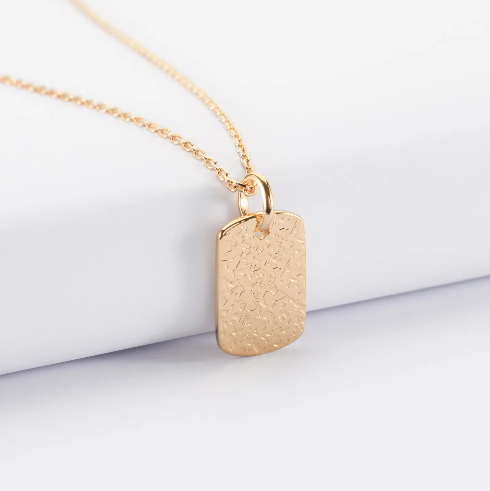 Pendentif enfant personnalisé médaille gravée martelée plaqué or rectangle 17x11 mm