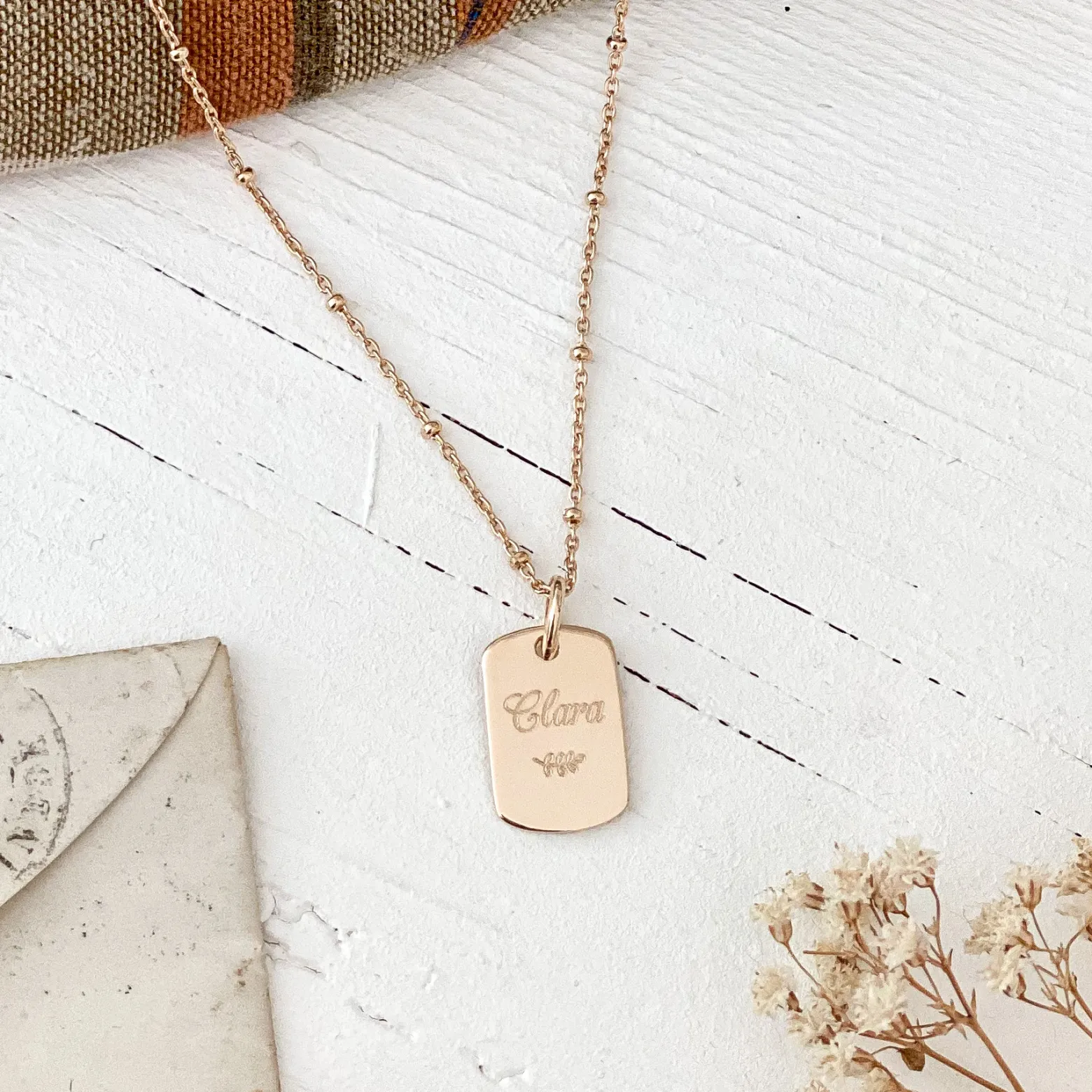Pendentif enfant personnalisé médaille gravée martelée plaqué or rectangle 17x11 mm