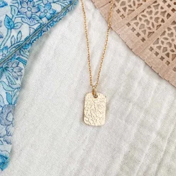 Pendentif enfant personnalisé médaille gravée martelée plaqué or rectangle 17x11 mm