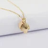 Pendentif enfant personnalisé médaille gravée plaqué or 10 mm et breloque coquillage coque 13 mm