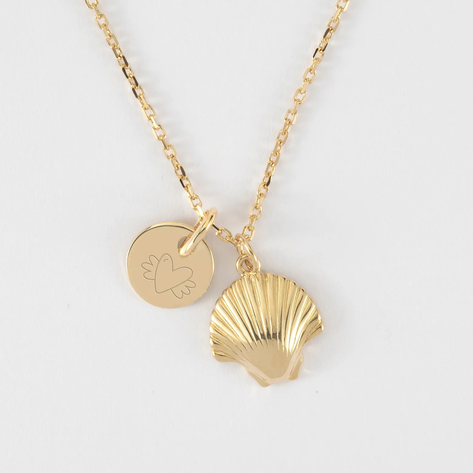 Pendentif enfant personnalisé médaille gravée plaqué or 10 mm et breloque coquillage coque 13 mm