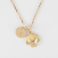 Pendentif enfant personnalisé médaille gravée plaqué or 10 mm et breloque coquillage coque 13 mm