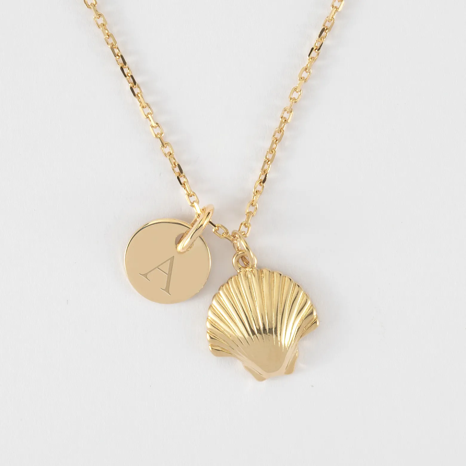 Pendentif enfant personnalisé médaille gravée plaqué or 10 mm et breloque coquillage coque 13 mm