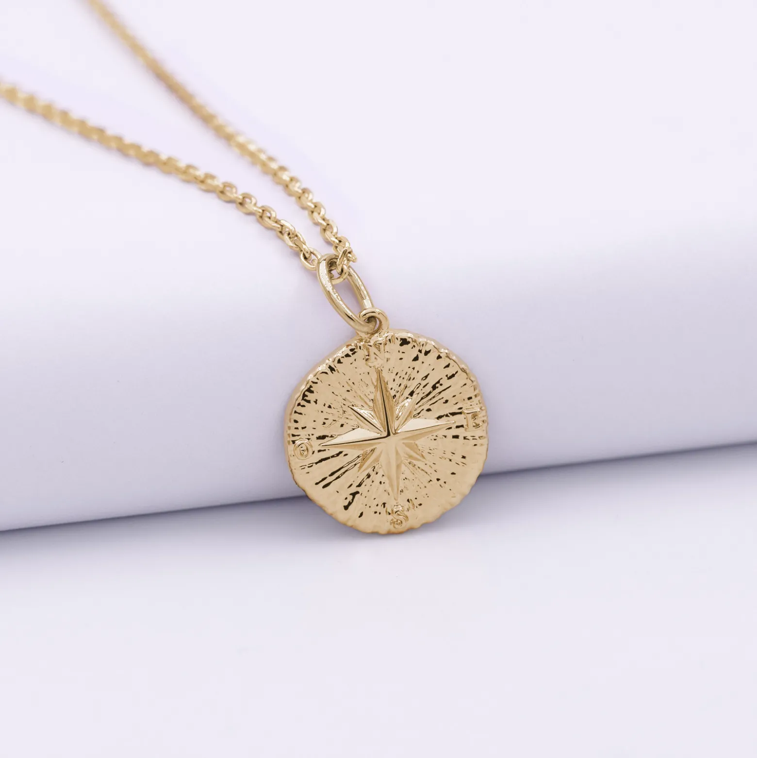 Pendentif enfant personnalisé médaille gravée plaqué or rose des vents texturée 14 mm