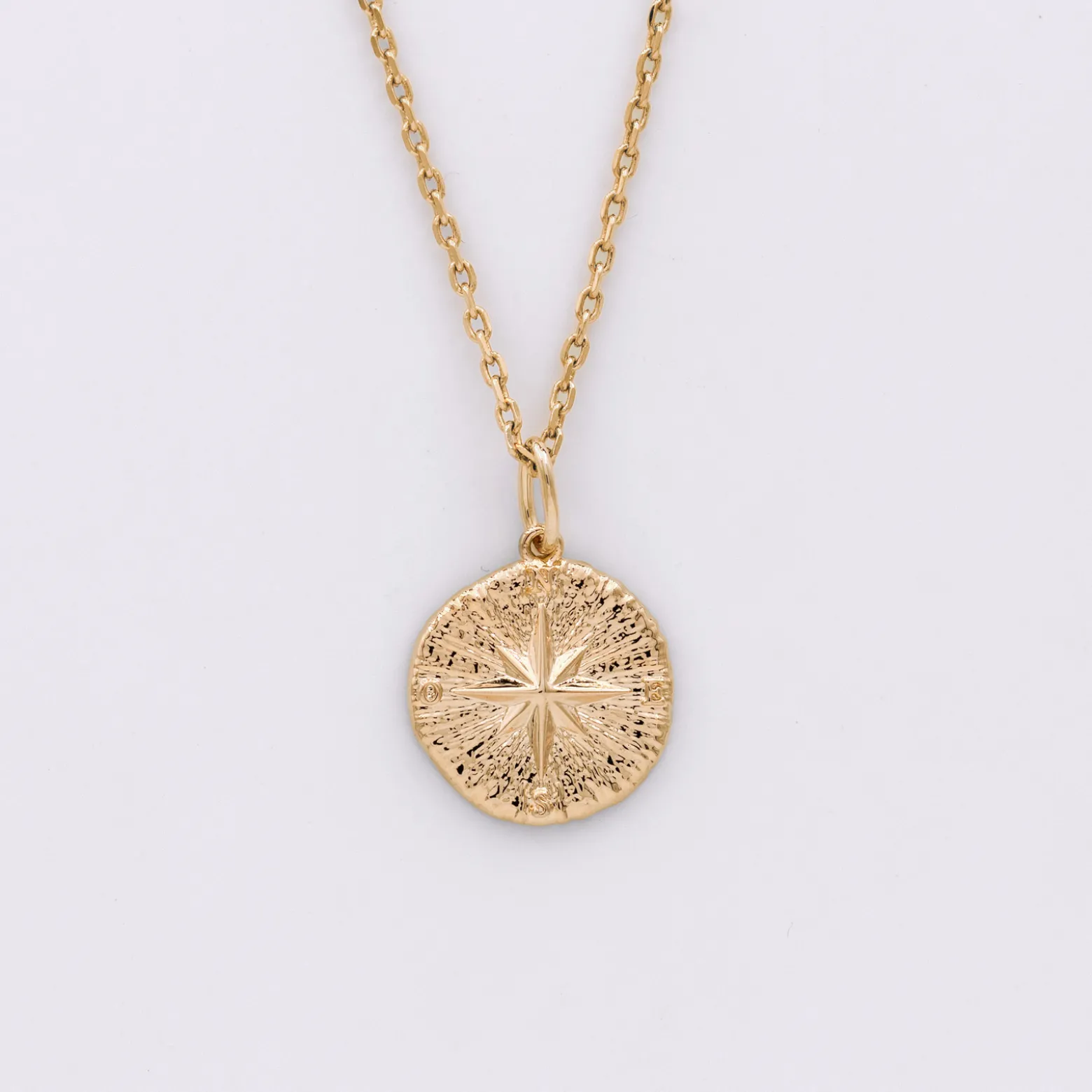 Pendentif enfant personnalisé médaille gravée plaqué or rose des vents texturée 14 mm