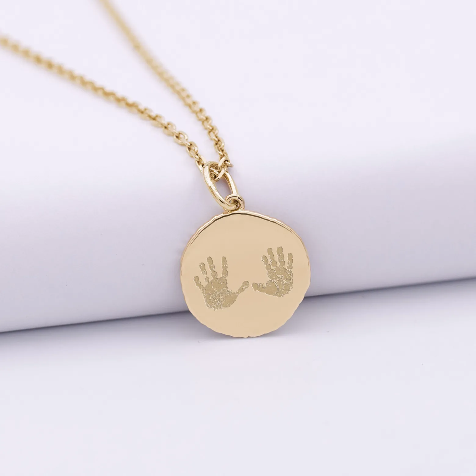 Pendentif enfant personnalisé médaille gravée plaqué or rose des vents texturée 14 mm