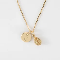 Pendentif enfant personnalisé médaille gravée plaqué or 10 mm et breloque coquillage cauri 10 mm
